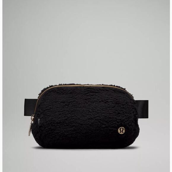 Lululemon NWT black fleece belt bag fanny pack travel crossbody athleisure 1L - Picture 1 of 4